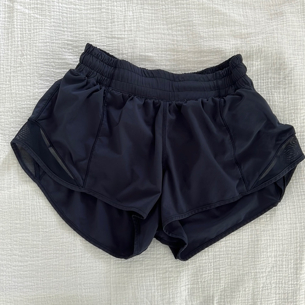 LULULEMON 2.5 inch hotty hot short size 4 NAVY